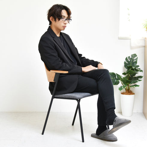 ハーフアームは、立ち座りのしやすさと、省スペースでの使用に長けたコンセプトで設計された、機能性とデザイン性の両立をしています。
